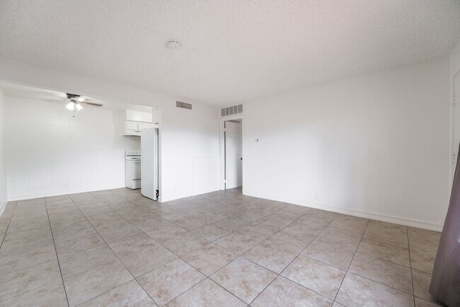 Foto del edificio - 1 Bedroom Downstairs  Condo Unit Near the Strip! Move in Special $199 for the first month rent!