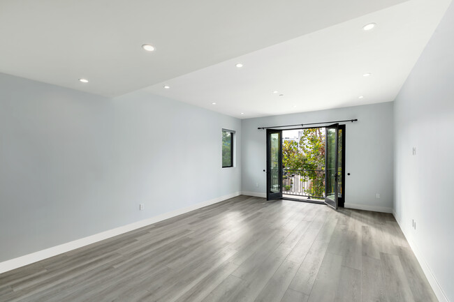 Building Photo - 4815 Elmwood Ave