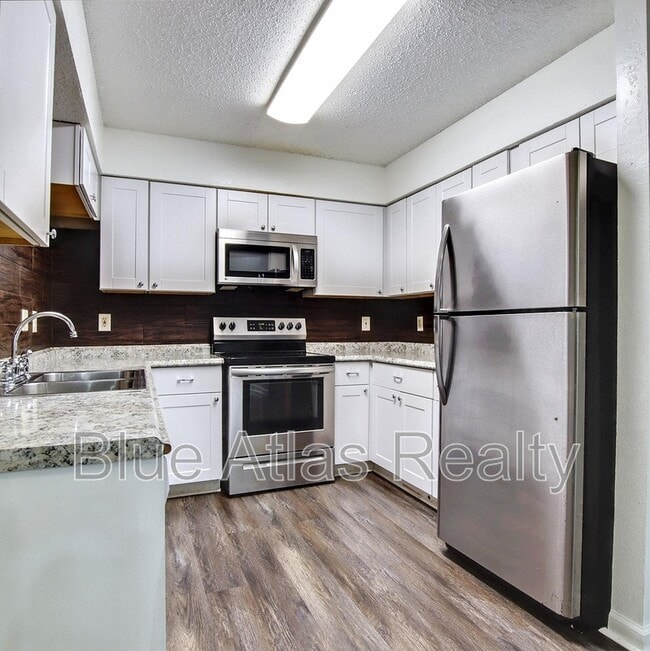 Building Photo - 916 Hilltop Dr