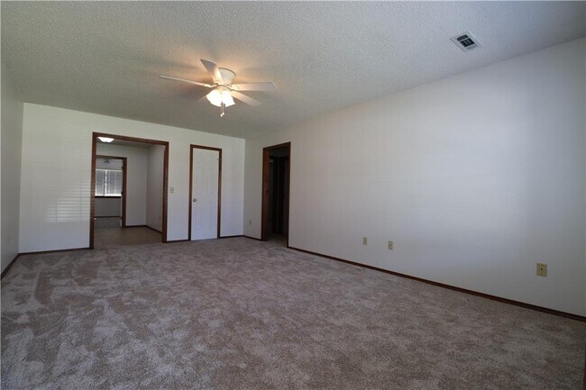 Building Photo - 2701 Dividend Dr