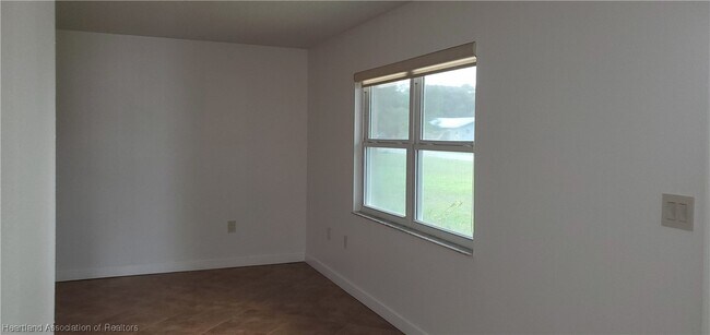 Building Photo - 2718 Summit Dr
