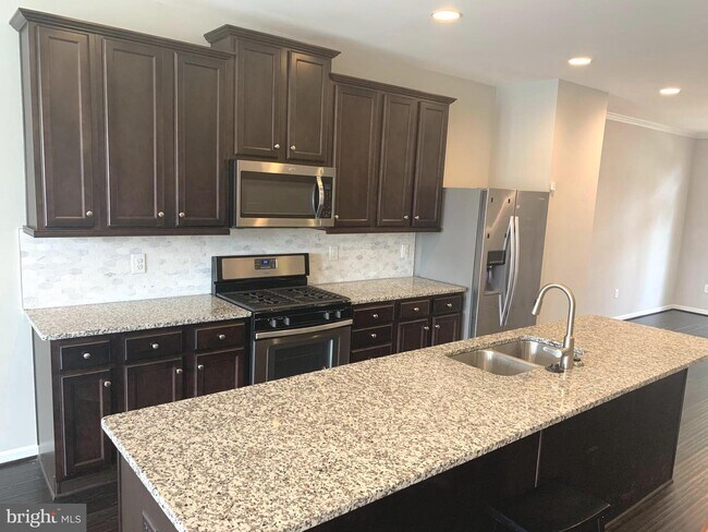 Building Photo - 8112 Hollow Ct