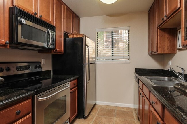 Building Photo - 924 Catkin Ct