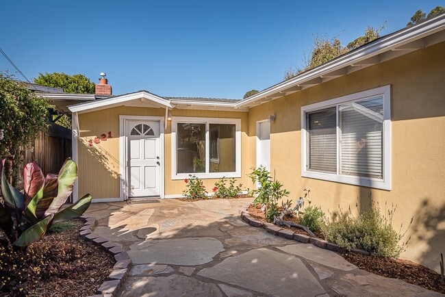 Building Photo - Charming 2 bedroom home in Cuesta by the sea