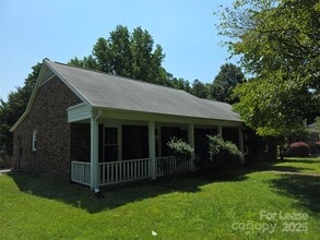 Building Photo - 1301 Rock Point Rd