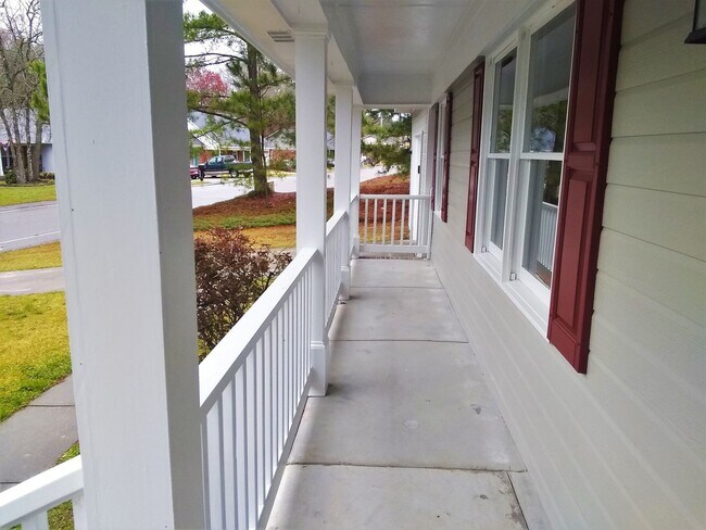 Foto del edificio - UPDATED & SPACIOUS 3 Bedroom 2 Bathroom home close to SHOPPING & FT BRAGG!!