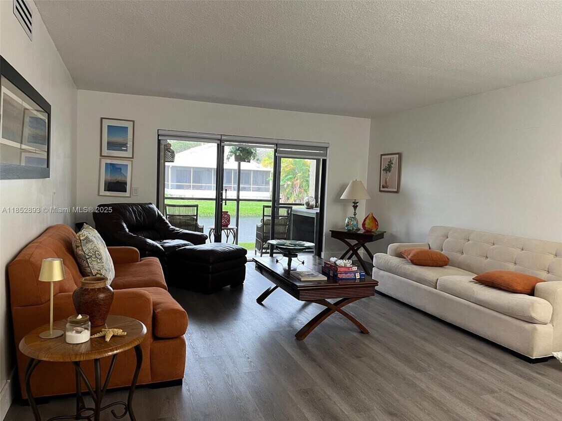 Foto principal - 342 Lakeview Dr