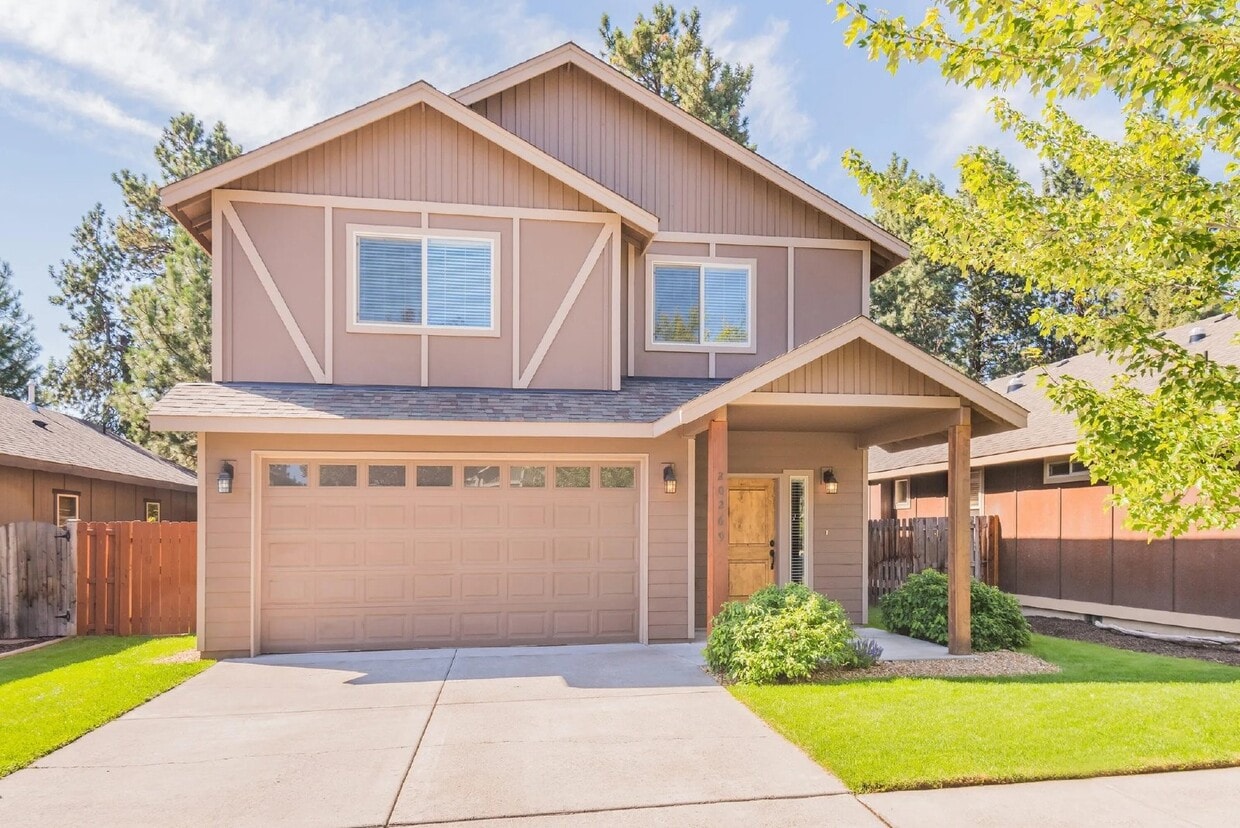 Primary Photo - 3/2.5 home in SE Bend close to shopping an...