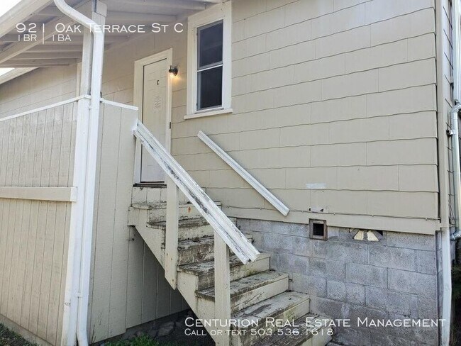 Building Photo - 921 Oak Terrace