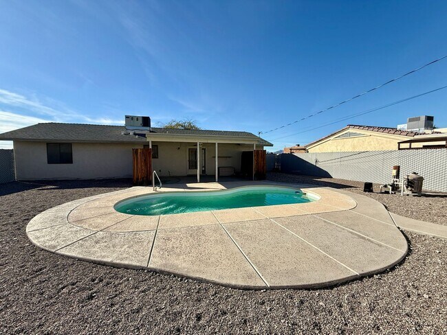 Building Photo - PENDING Long term - Unfurnished - Pool Home
