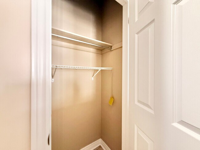 Photo du bâtiment - 3 BED - 3 BATH - BRAMPTON - STACKED TOWNHOUSE