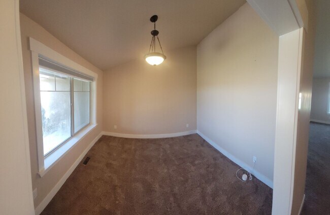 Building Photo - Beautiful 4 bed, 4 bath home in the Stoneb...