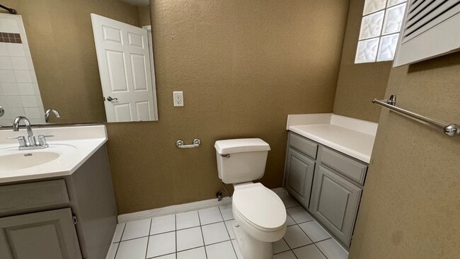 Building Photo - Welcome to Your Ground Floor 1 Bed, 1 Bath...