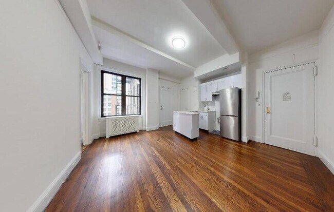 Building Photo - 140 E 46th St