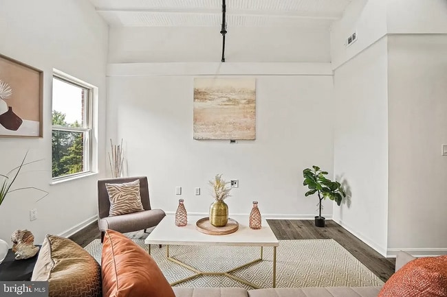 Foto del edificio - 1240 Holbrook Ter NE