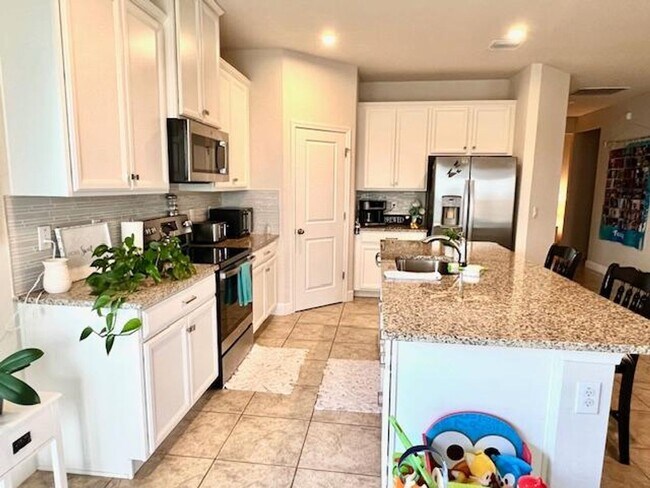 Foto del edificio - Open concept home offering four bedrooms, three baths, a two car garage and open lanai.