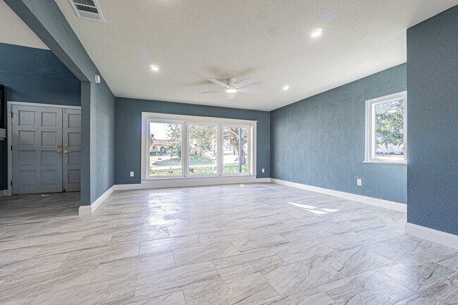 Foto del edificio - 6370 Conniewood Sq