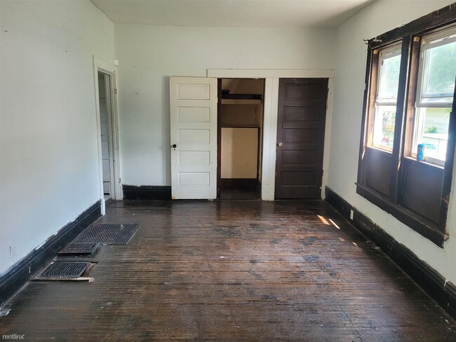Building Photo - 4 br, 2 bath House - 305 East Maywood Avenue
