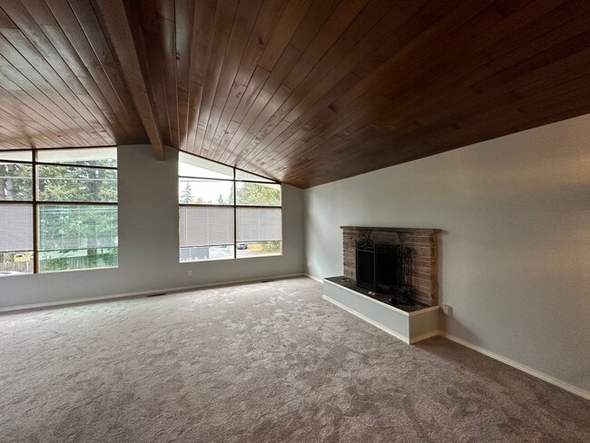 Building Photo - Charming 3 Bed 2 Bath Home with 2-Car Garage in Maple Leaf