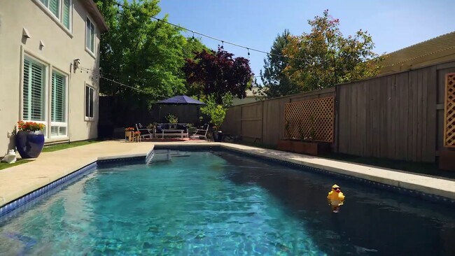 Building Photo - Luxury Living! 5 Bed, 3 Bath with Office a...