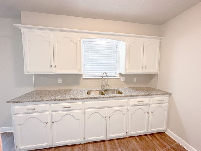 Building Photo - Beautiful 3 Bedroom - 1.5 Bathroom in Must...