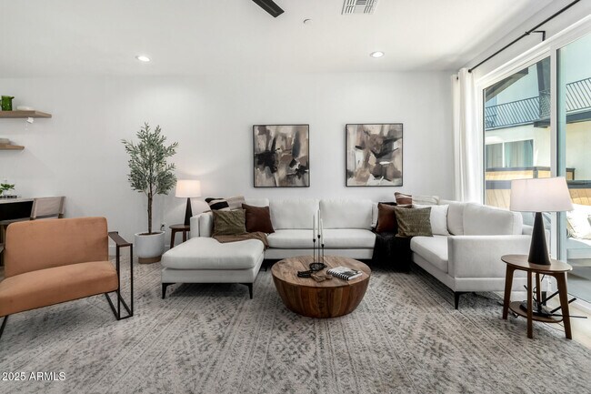 Foto del edificio - 3426 E University Dr