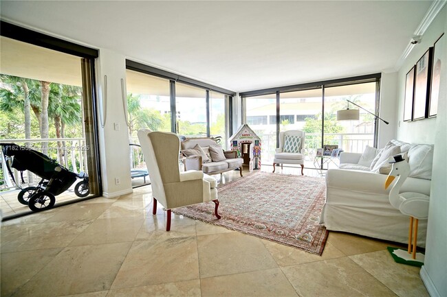 Building Photo - 2843 S Bayshore Dr