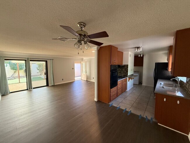 Building Photo - 5 Rooms, Great Covered Patio!! (Lease out,...
