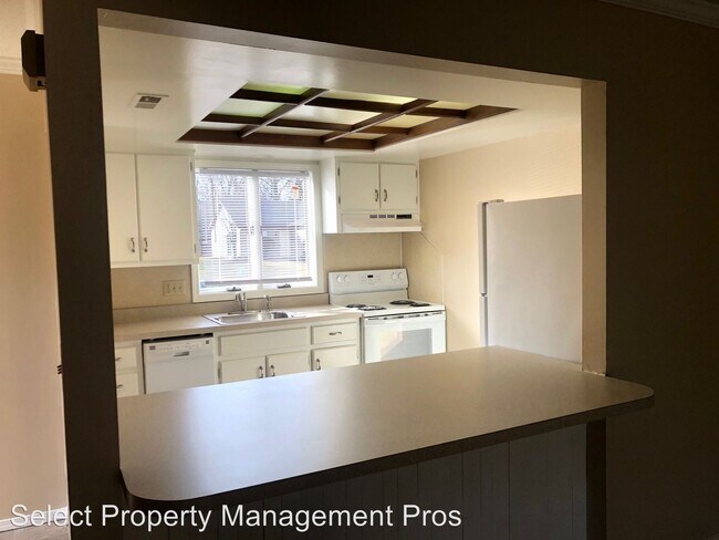 Building Photo - 2310-2312 Versailles Village Pl