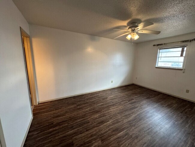 Foto del edificio - 2 bed 2 bath duplex refreshed with new flo...