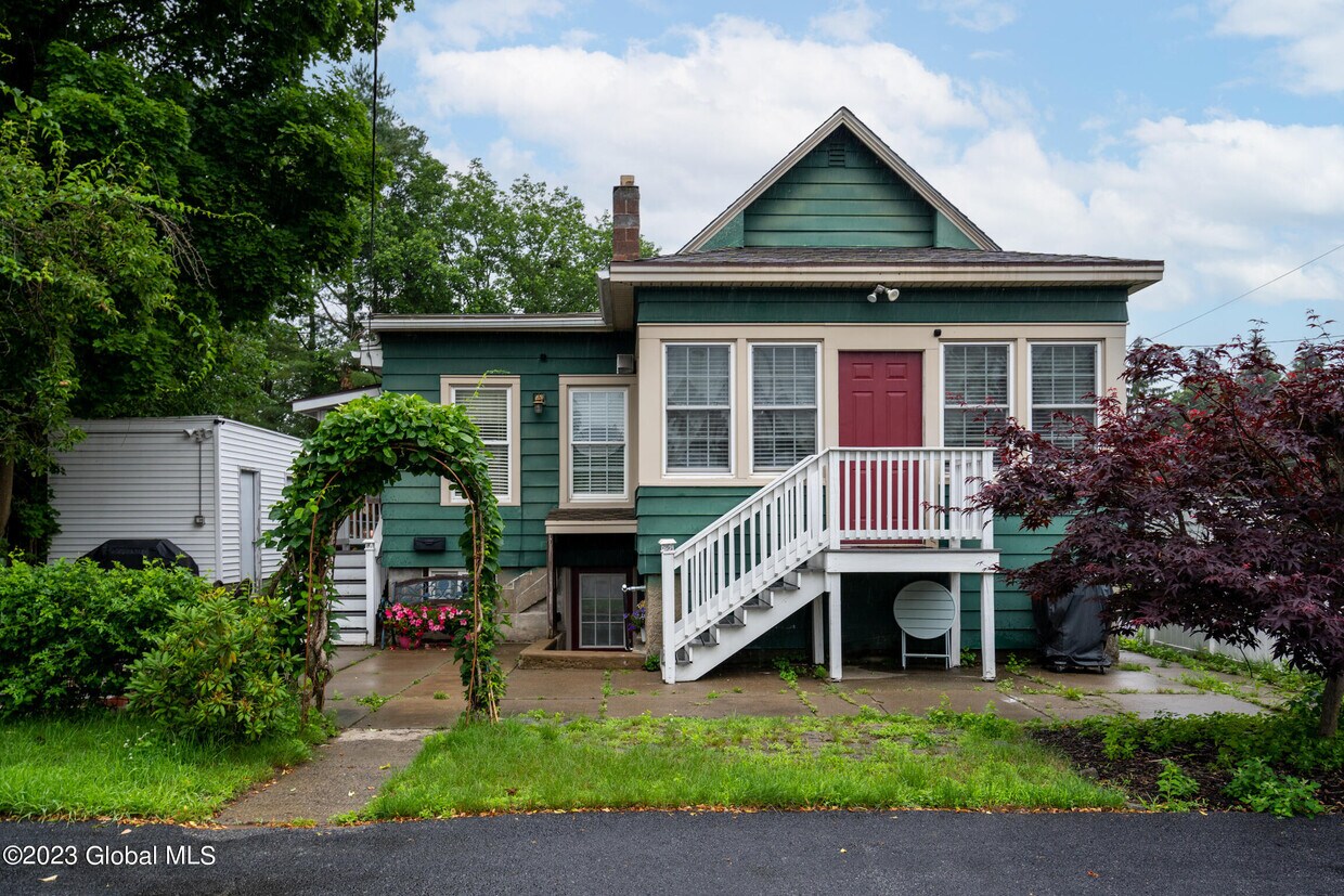 Primary Photo - 67 Ballston Ave
