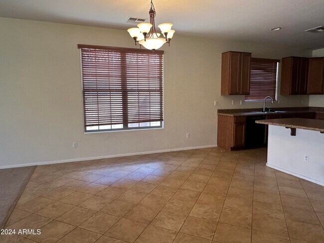 Foto del edificio - 15022 W Montecito Ave