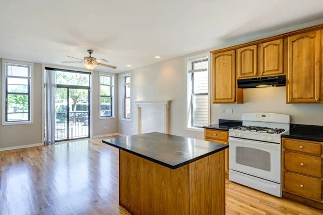 Building Photo - 959 W 51st St