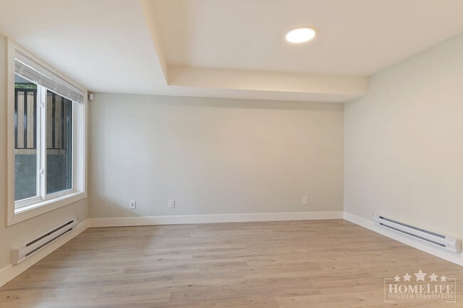 Photo du bâtiment - Beautiful Above Ground Level 2-bed 1-bath Legal Basement Suite