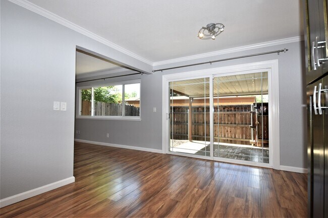 Foto del edificio - 5030 Greenberry Dr