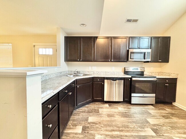 Building Photo - 3 Bedroom End Unit in Robyn's Glen !