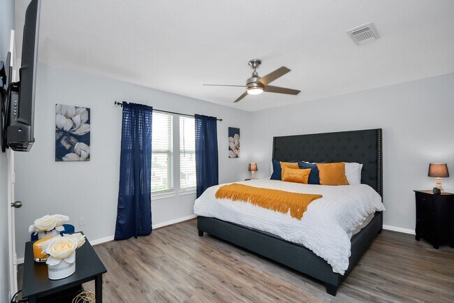 Master Bedroom - King Bed & Smart TV - 1422 Ruthven St