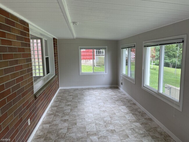 Building Photo - 2 br, 1 bath House - 102 White Lake Dr