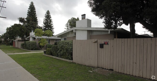 Building Photo - 1188 W Valencia Dr