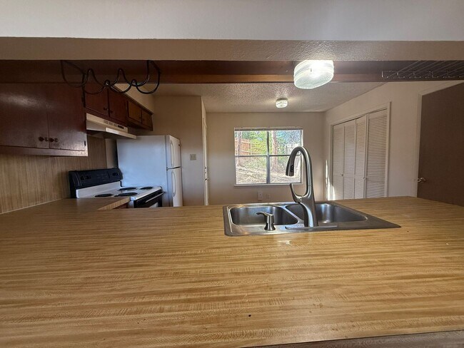 Foto del edificio - Wood Properties1 (8102 Dunn St)