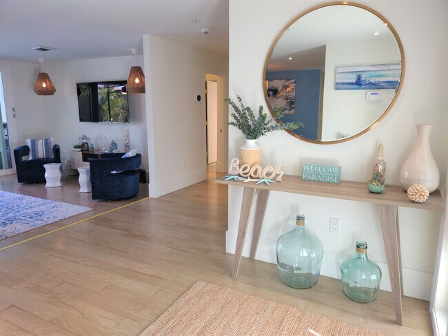 Building Photo - Seasonal Venice Island Pool Home half bloc...