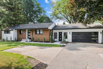 Building Photo - 1528 E Maple Rd