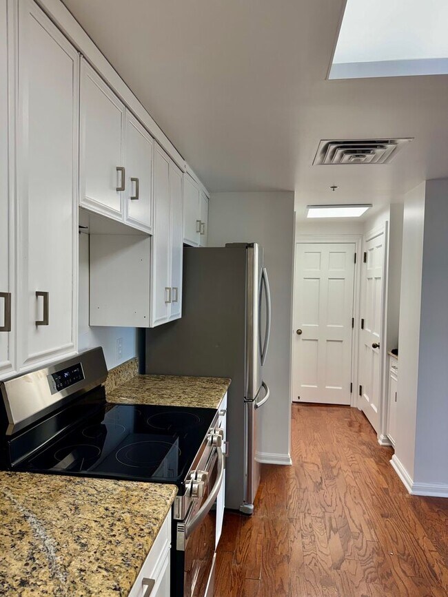 Foto del edificio - Experience Luxury and Prestige at Yorktown Condominiums