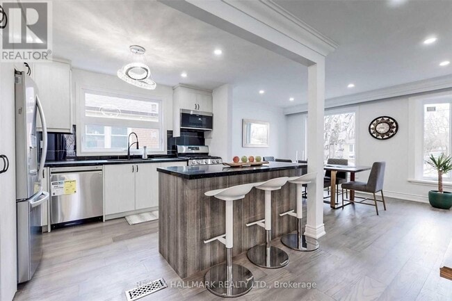 Photo du bâtiment - 214 Altamira Rd