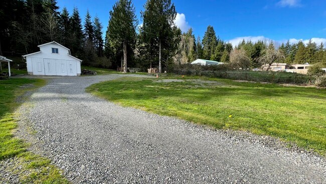 Foto del edificio - Country Living Home On Over Half An Acre! ...