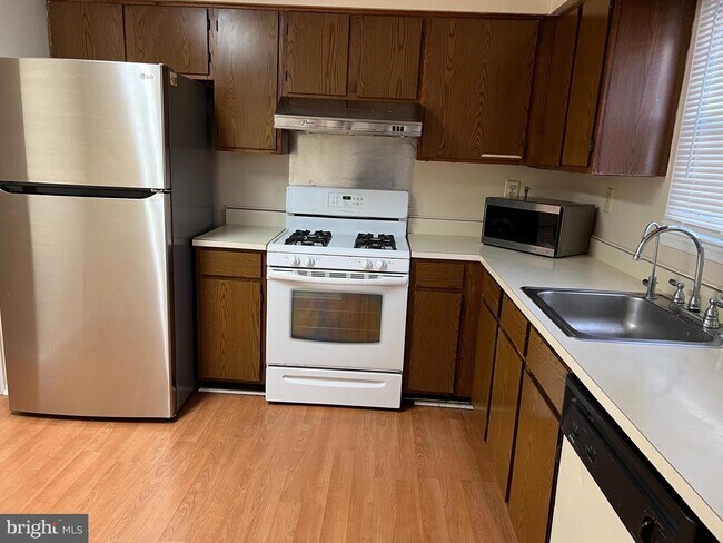 Building Photo - 211 Black Hawk Ct