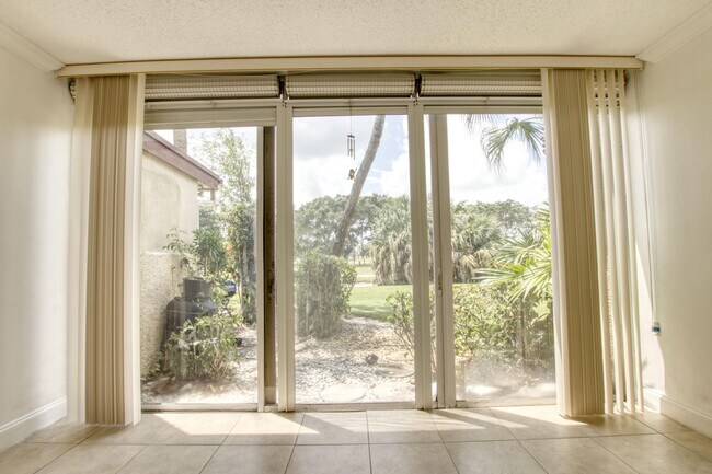 Foto del edificio - 4489 Luxemburg Ct