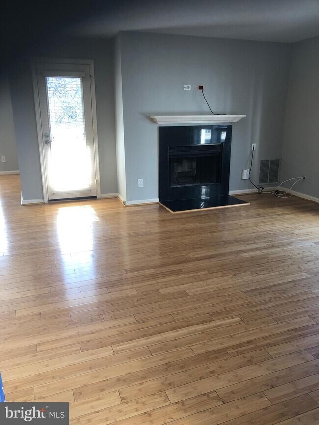 Foto del edificio - 3175 Summit Square Dr