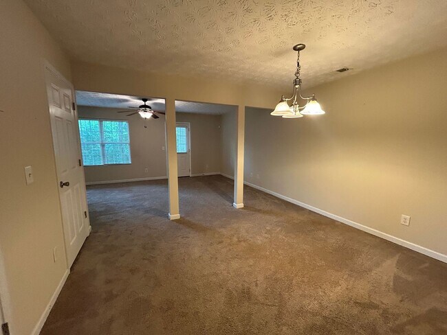Building Photo - **PRICE IMPROVEMENT**1886 Grove Way -3BD, ...
