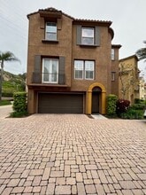Building Photo - 2852 Villas Way
